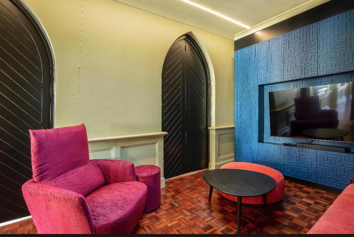 Luxury Space In Victorian Mansion. Hot Tub! *