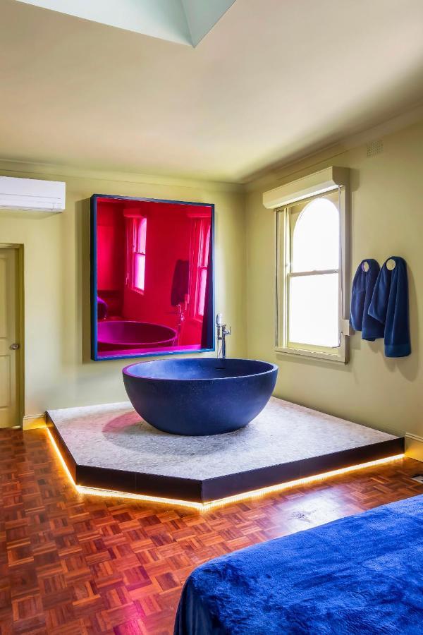 Luxury Space In Victorian Mansion. Hot Tub! * Sydney