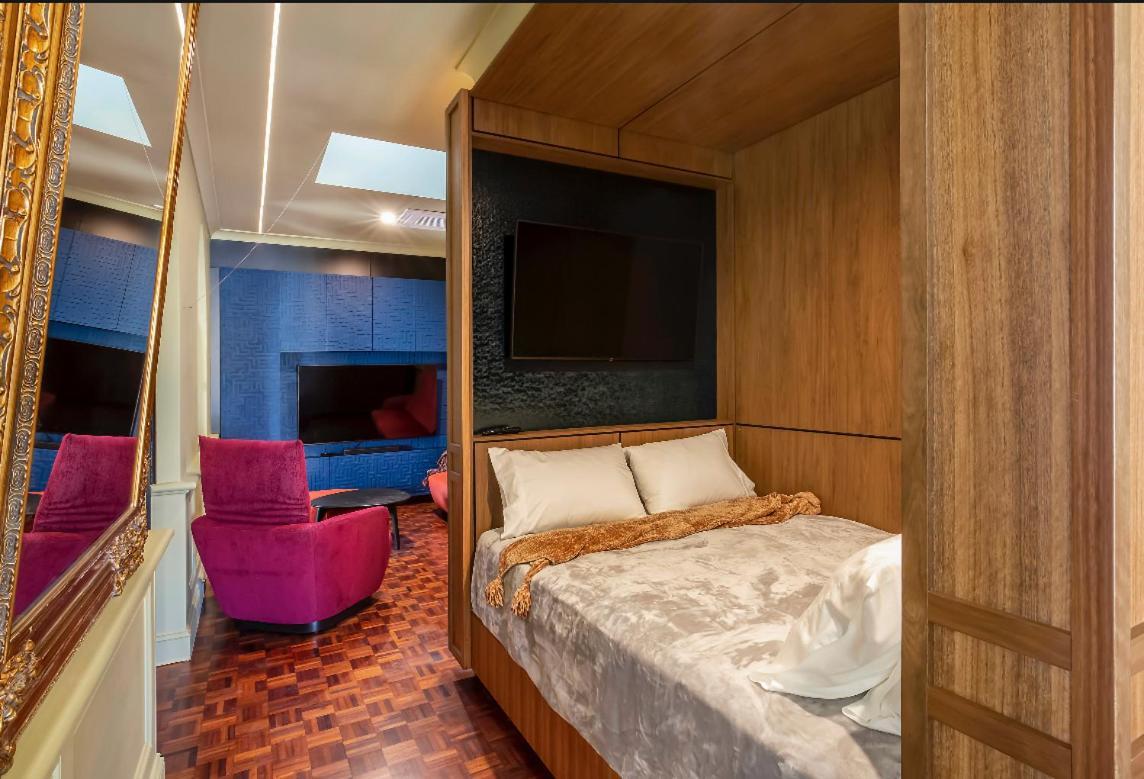Luxury Space In Victorian Mansion. Hot Tub!